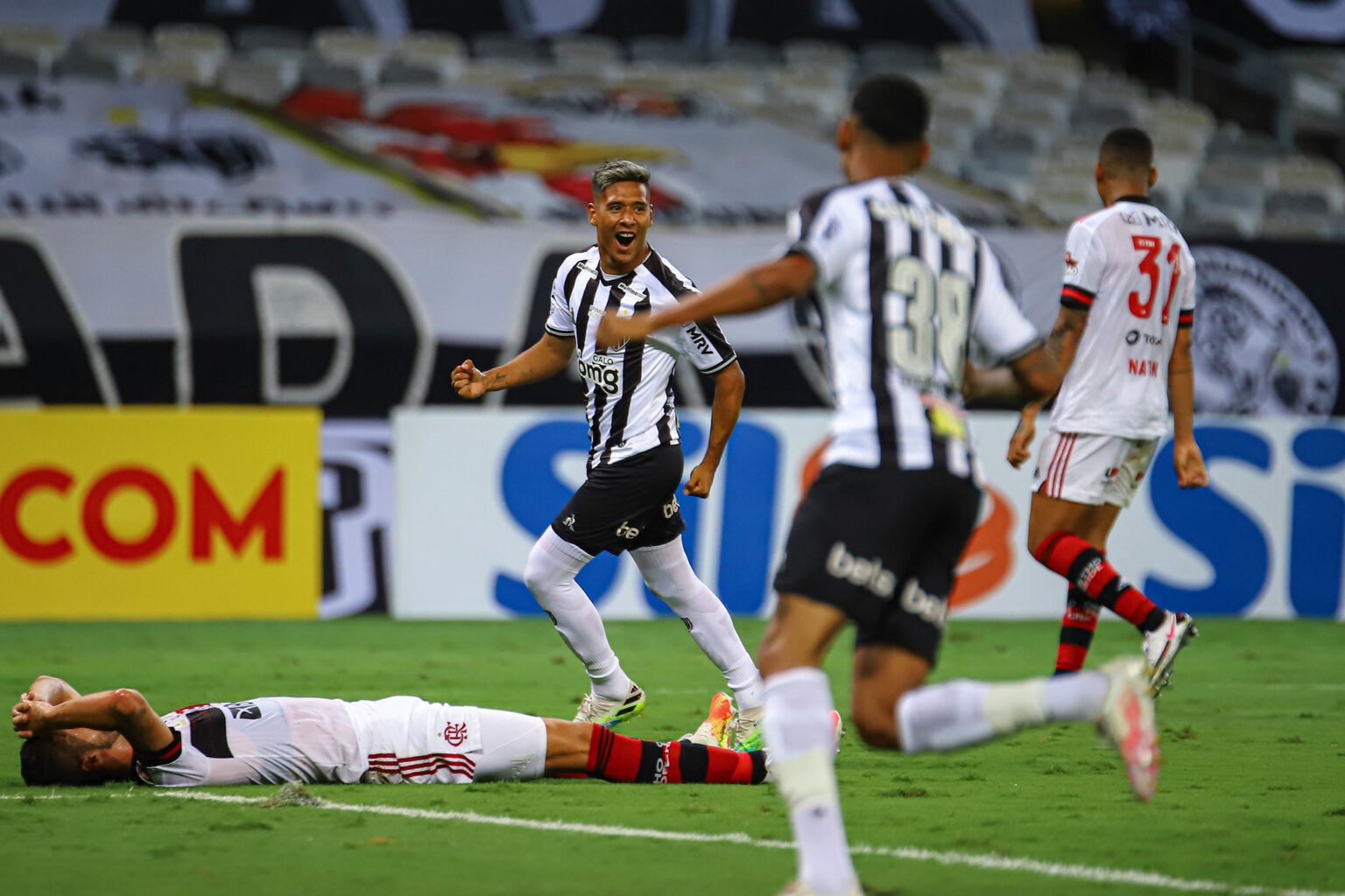 Galo Humilha Flamenga O E Volta Vice Lideran A Do Brasileir O