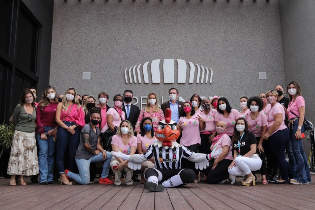 Espora 13 - Atlético - Galo - Atlético-MG - No mês de combate ao câncer de mama, o Galo Futebol Feminino e o Instituto Galo, organizam ação social no Hospital Santa Casa na próxima quarta-feira